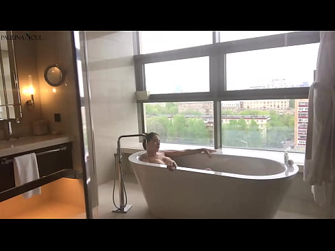 ❤️ 巨大的宝贝 激情地在浴室里撸起了她的阴部 ❤❌ Fucking video❤