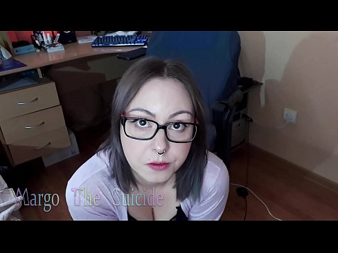 ❤️ 性感的眼镜女孩在镜头前深深地吸吮假阳具 ❤❌ Fucking video❤