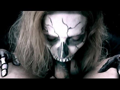 ❤️ 恶魔女孩用她的黑嘴吸吮鸡巴并吞下精液。 ❤❌ Fucking video❤