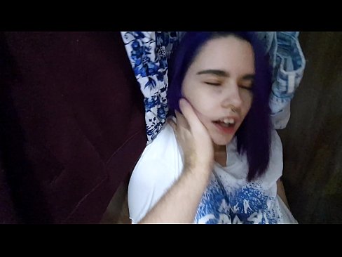 ❤️ 在衣柜里发现我的妹妹并帮助她射精 ❤❌ Fucking video❤